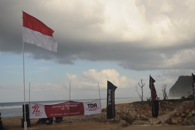Aksi Go Green & Pengibaran Merah Putih Di Melasti Beach Bali Bersama TDR One Team
